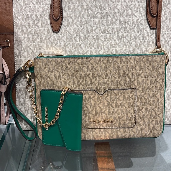 MICHAEL KORS JET SET ITEM LG 2 in 1 CARD CASE & WRISTLET
Palmetto Green
NWT - Picture 14 of 16